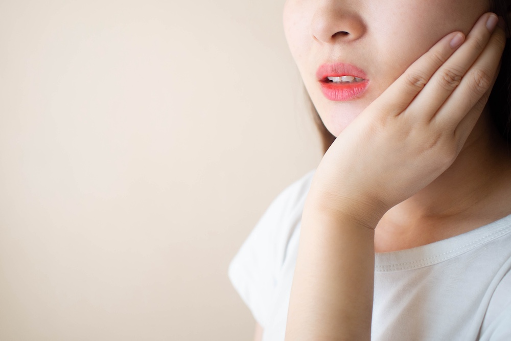 裏側矯正で舌に刺さるのはなぜ？｜痛みや違和感の原因を解説