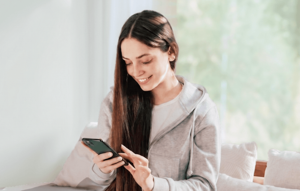 スマートフォンで治療経過を確認している様子