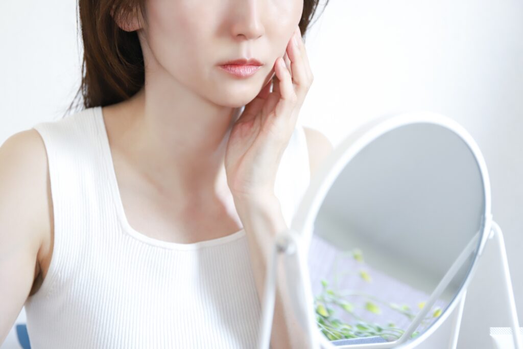 鏡を見る女性