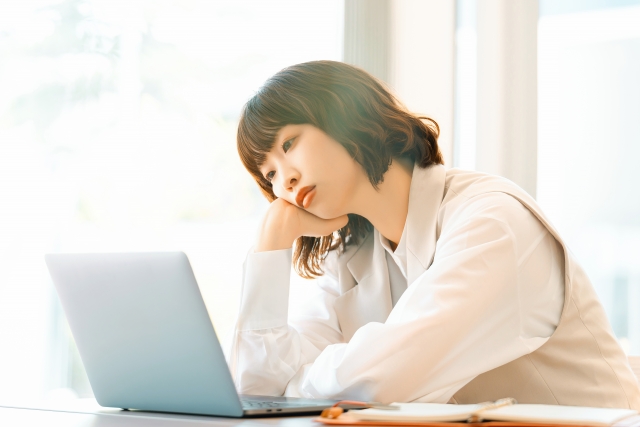 パソコンを見て悩む女性