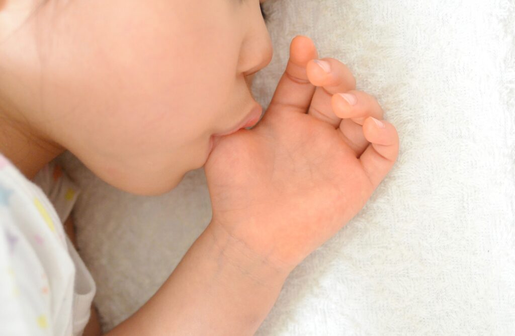 指しゃぶりしている赤ちゃん