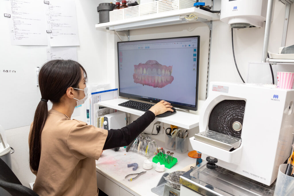 鶴見ニコ矯正歯科の技工士