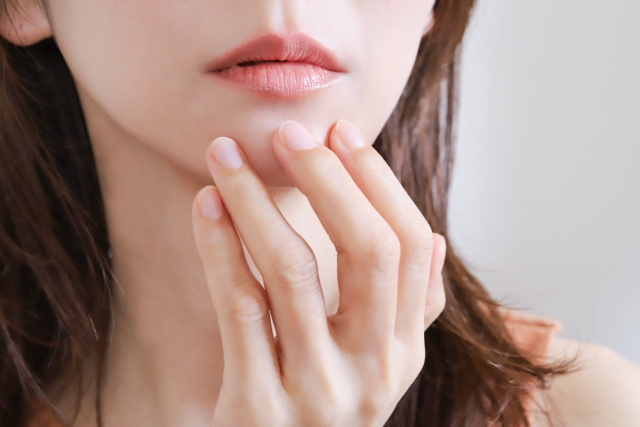 口元を気にする女性